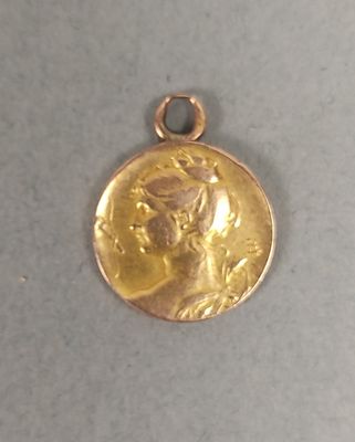 gros plan d'une pièce d'or portant un visage de femme