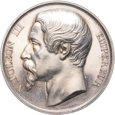 une vieille pièce d'argent sur laquelle est représenté le visage d'un homme