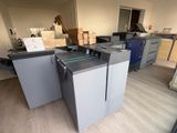 une pièce où se trouvent de nombreux cartons et machines
