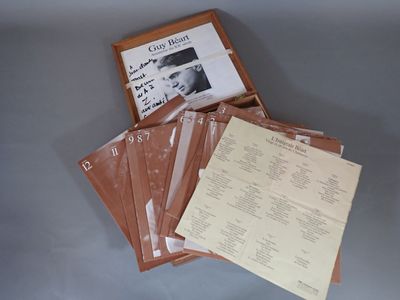 un grand nombre de documents posés sur une table