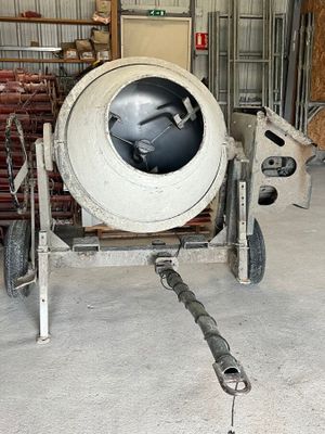 une bétonnière installée dans un bâtiment, avec une grande roue