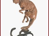 une statue en bronze représentant un homme à cheval, posée sur un fer à cheval