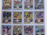 un tas de cartes Pokémon dans des pochettes en plastique posées sur une table