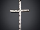 un pendentif en forme de croix en diamant sur fond noir