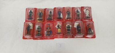 de nombreuses figurines encore dans leur emballage