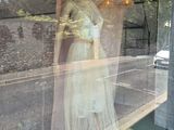 un mannequin dans la vitrine d'une boutique de vêtements