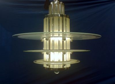 une lampe suspendue au plafond de la pièce