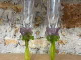 deux verres à vin décorés de fleurs, posés sur une table