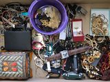 une boîte remplie de bijoux et d'autres objets divers