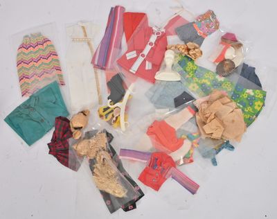 un tas de vêtements et d'autres objets posés sur une surface blanche