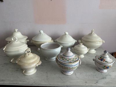 de nombreux types de plats en céramique sur une table