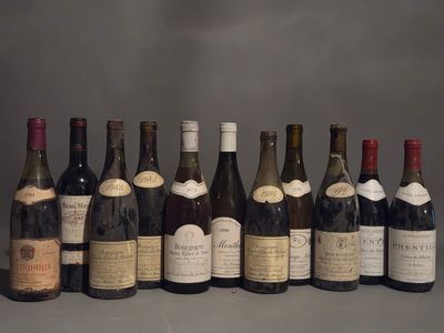 plusieurs bouteilles de vin sont alignées sur une table