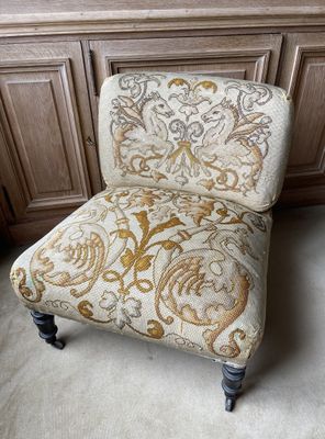 une chaise qui se trouve au milieu d'une pièce