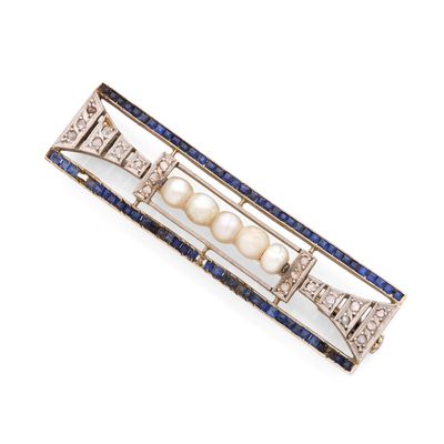 une broche en forme de barre de style Art déco, ornée de perles, de saphirs et de diamants