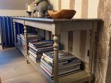 une table sur laquelle sont posés plusieurs livres