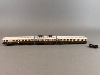 un petit train qui se trouve à côté d'une petite voiture