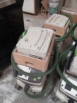 de nombreux cartons d'équipements électroniques superposés
