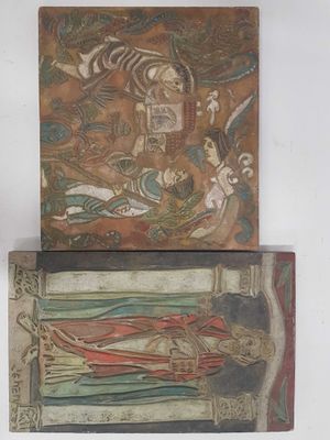 deux boîtes en bois ornées de peintures sur un fond blanc