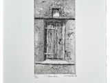 un dessin en noir et blanc représentant une fenêtre dans un mur de pierre