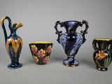 trois vases sont posés les uns à côté des autres sur une table