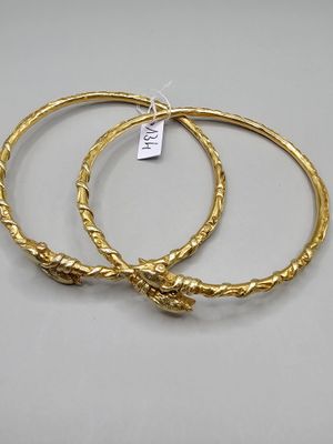 une paire de boucles d'oreilles créoles plaquées or