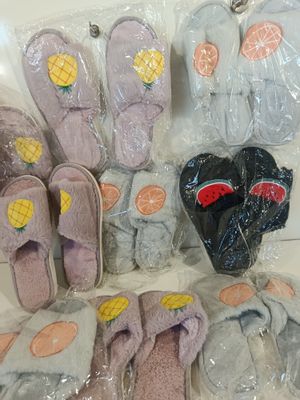 Plusieurs paires de chaussons sont emballées dans des sacs en plastique sur une table