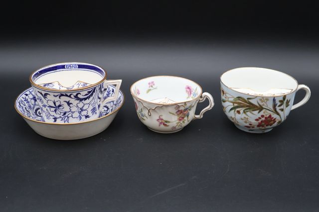 Trois tasses à moustaches en porcelaine 