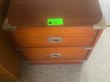 une armoire en bois sur laquelle est apposée une pancarte verte