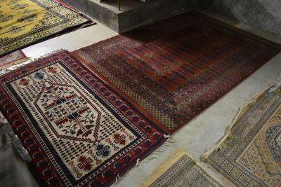 plusieurs tapis sont disposés sur le sol d'une pièce