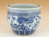 un vase bleu et blanc posé sur une table
