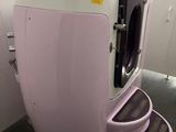 salle de bains violette et blanche équipée de toilettes, d'un lavabo et d'une cabine de douche