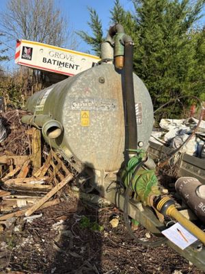 1 remorque avec pompe et citerne