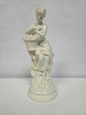 Jeune fille au panier, sculpture en platre moulé et peint, H…