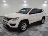 une Jeep Compass blanche garée sur un sol en carrelage à damier