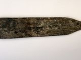une pagaie en bois posée sur une surface blanche