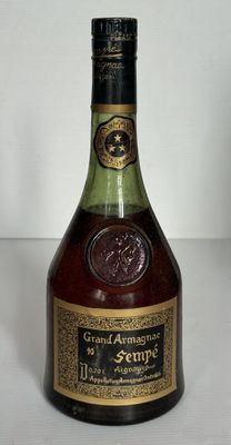 une bouteille de vin posée sur une table