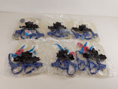 six sacs de jouets en plastique posés sur une table
