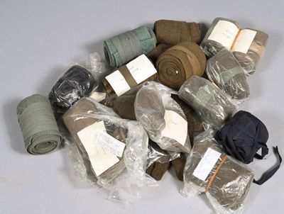 de nombreux rouleaux de tissu emballés dans des sacs en plastique, posés sur une table