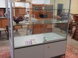une vitrine en verre au milieu d'une pièce