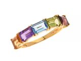 gros plan d'une bague en or avec des pierres multicolores