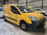 une camionnette jaune garée dans un garage à côté d'autres voitures