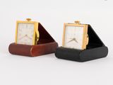 une paire de petits supports d'horloge en bois posés sur une surface blanche