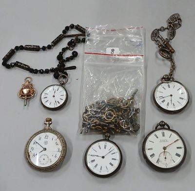 de nombreux types de montres de poche sur la table