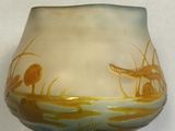 un vase en verre orné d'une peinture représentant des oiseaux