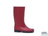des bottes en caoutchouc rouges à semelles noires sur fond blanc