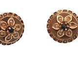une paire de boucles d'oreilles dorées ornées de pierres bleues et blanches