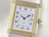 une image d'un gros plan d'une montre-bracelet sur une surface blanche
