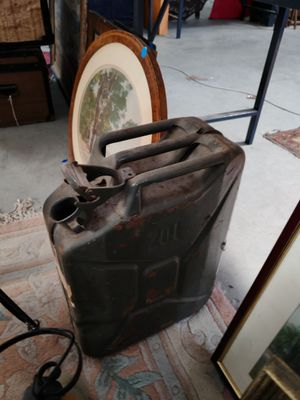 une valise posée par terre à côté d'un miroir