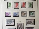 la photo d'un livre avec des timbres