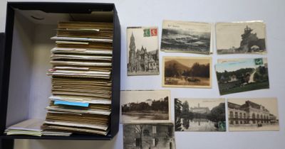 une boîte noire sur laquelle sont collées plein de vieilles photos